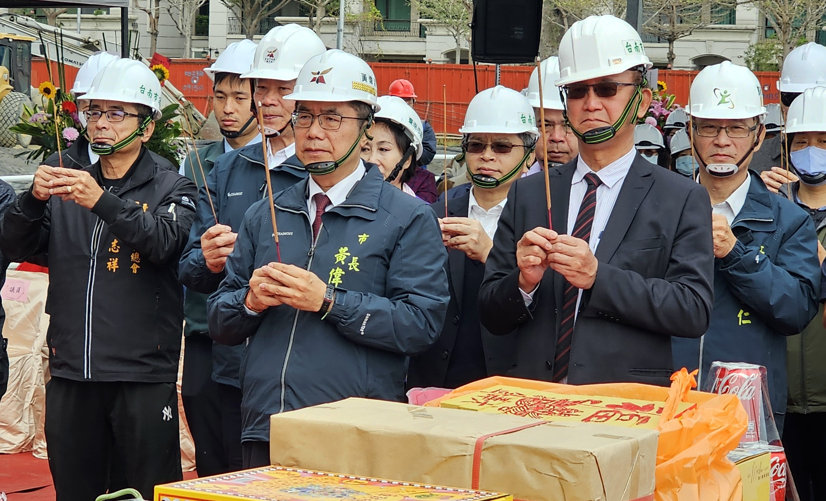 (圖)Deputy Minister of Education Lin Teng-chiao (front row, right) and Tainan City Mayor Huang Wei-che (front row, left)together attended the beam raising ceremony for the Phase 2 main stadium engineering project of the Tainan Asia-Pacific International Baseball Stadiums and Training Centers.